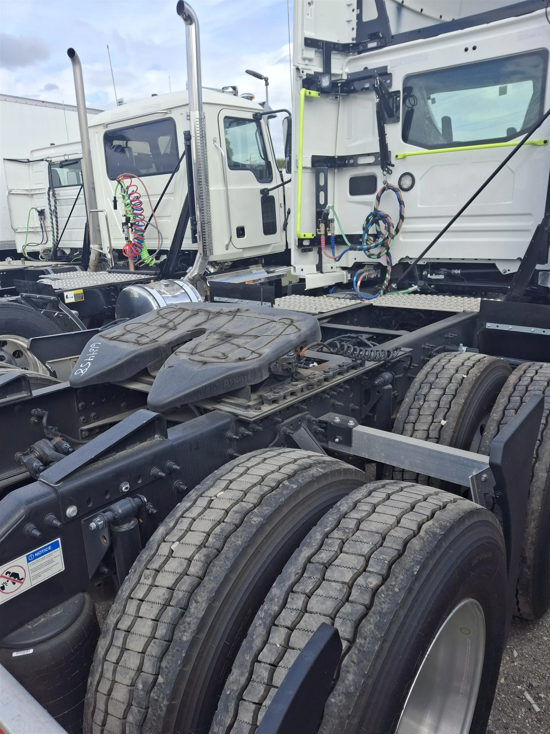 2025 Volvo VNL 300 in Fort Myers, FL — photo 5