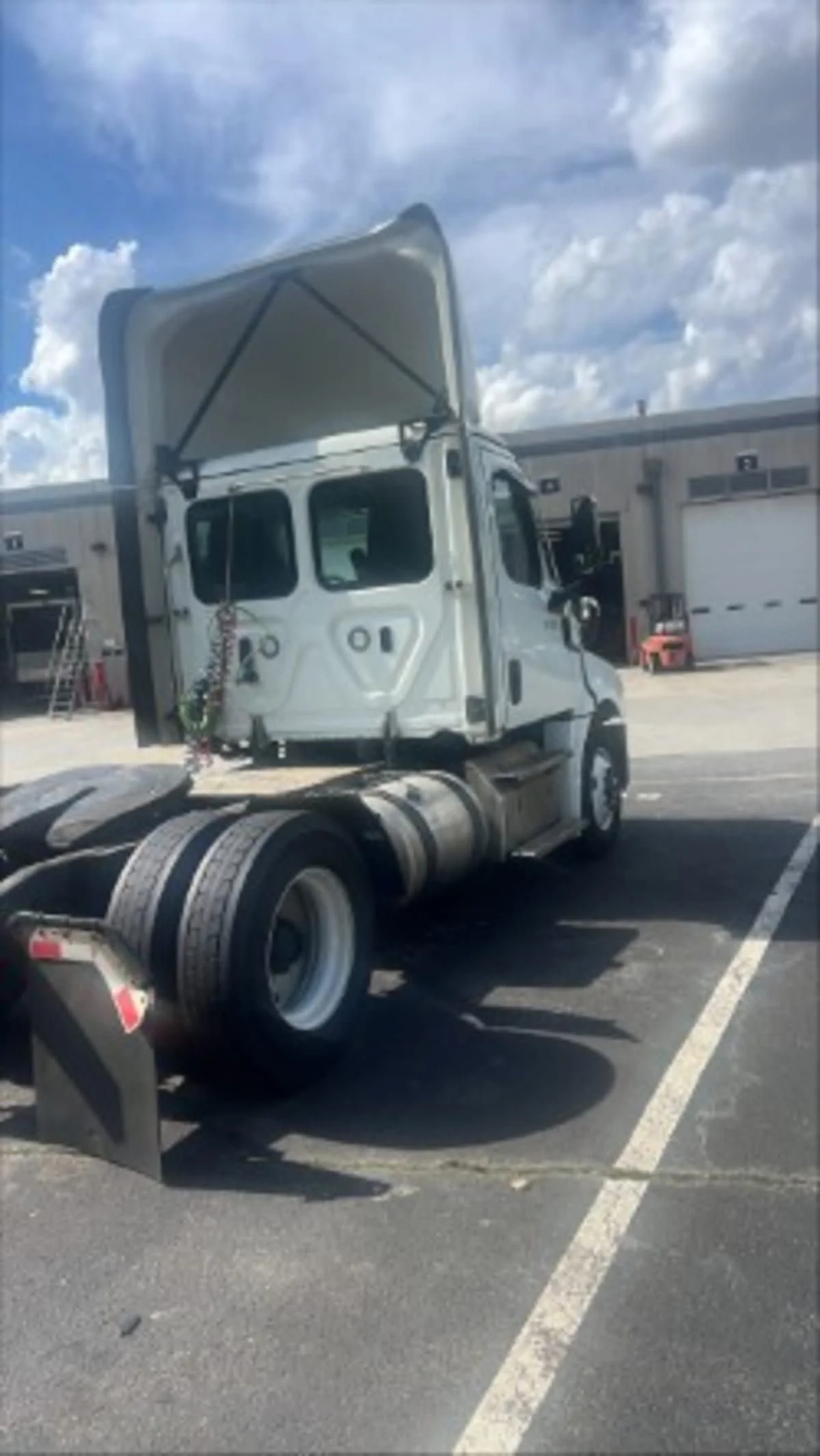 2023 Freightliner Cascadia in Doraville, GA — photo 4