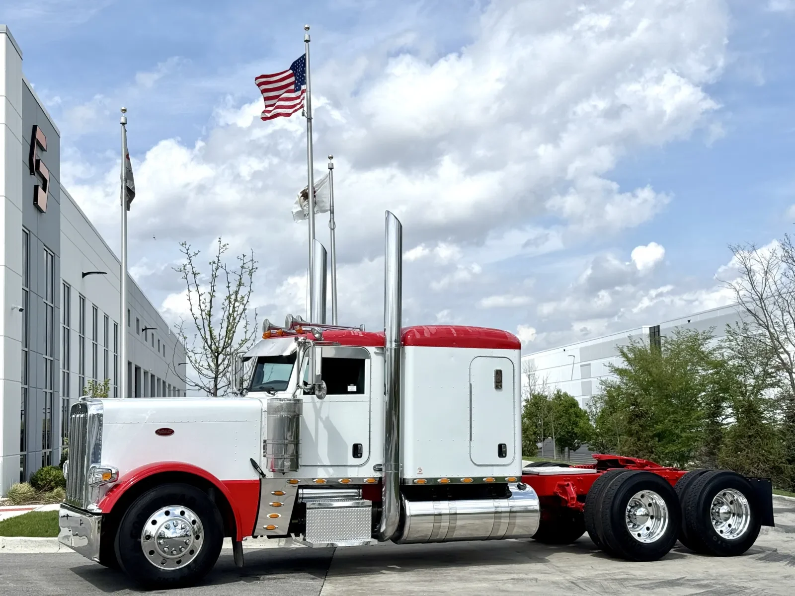 2013 Peterbilt 389 in New Lenox, IL