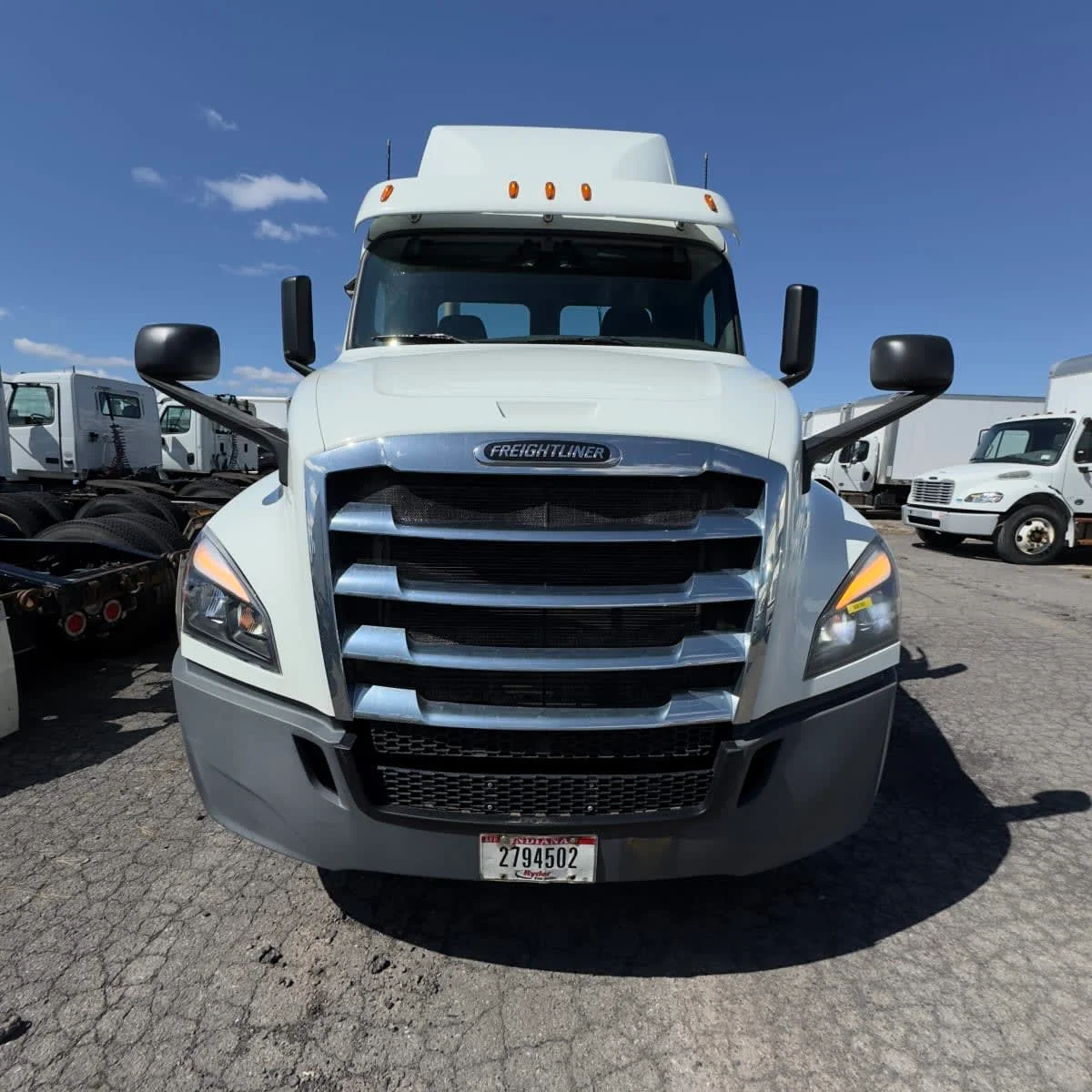2019 Freightliner Cascadia - image 2