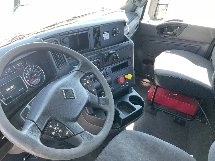 2019 International LT - image 10