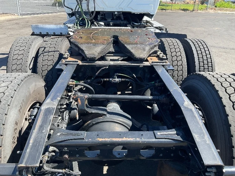 2019 International LT - image 6