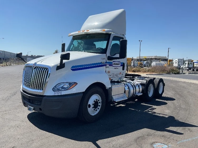 2019 International LT - image 3