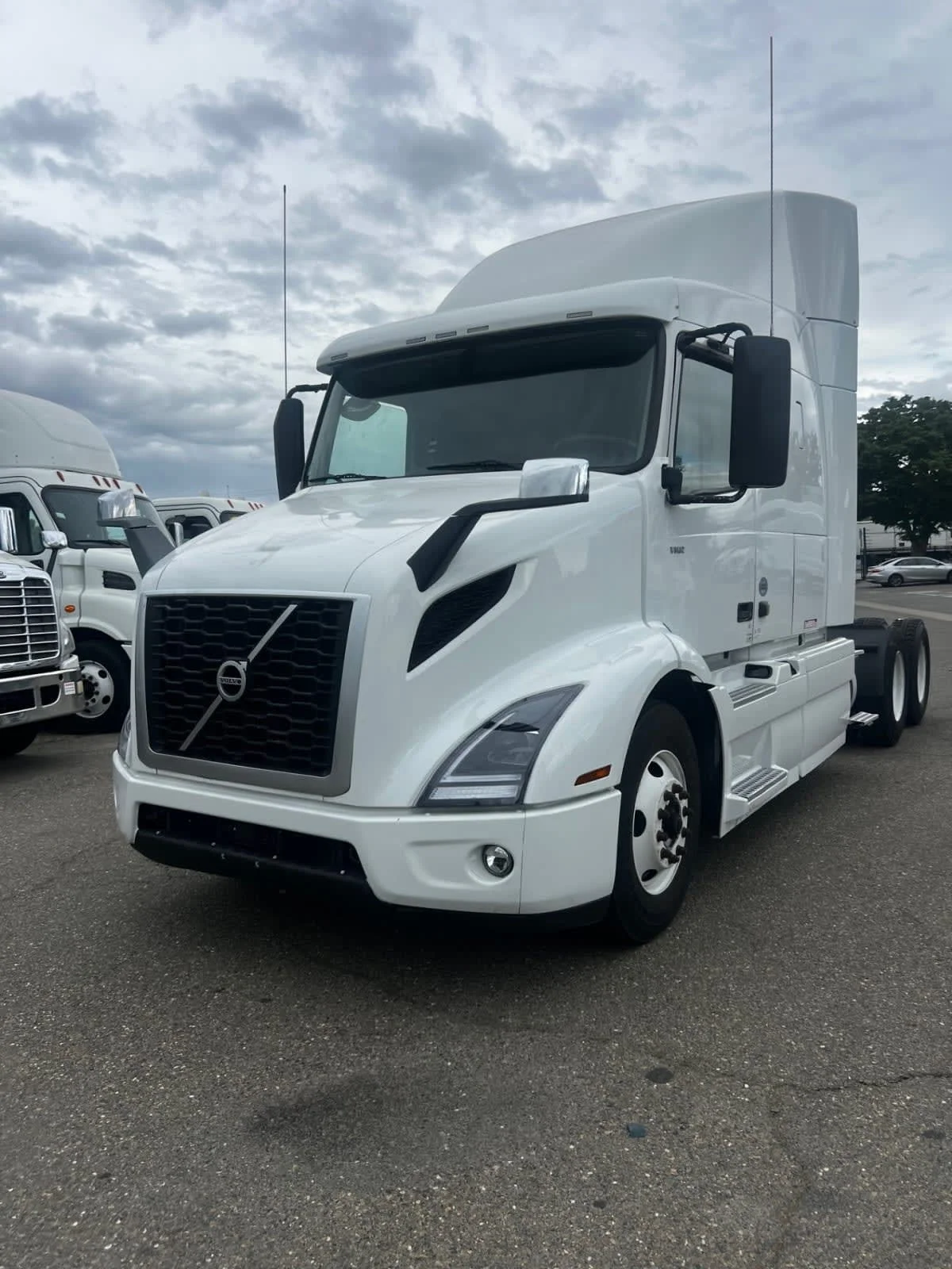 2020 Volvo VNR 640 in West Sacramento, CA
