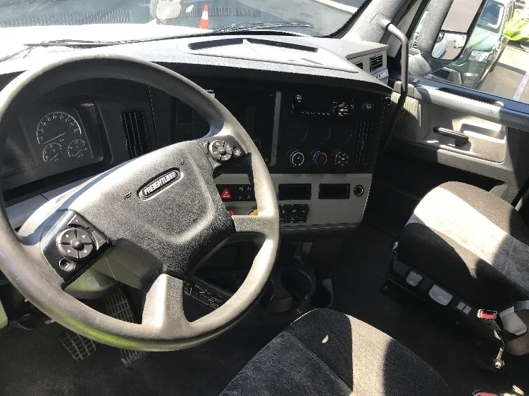 2021 Freightliner Cascadia - image 10