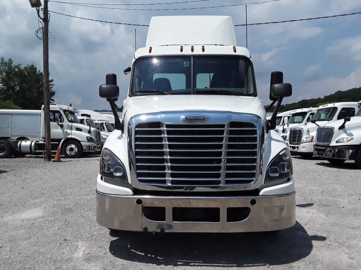 2019 Freightliner Cascadia in Pittsburgh, PA — photo 2