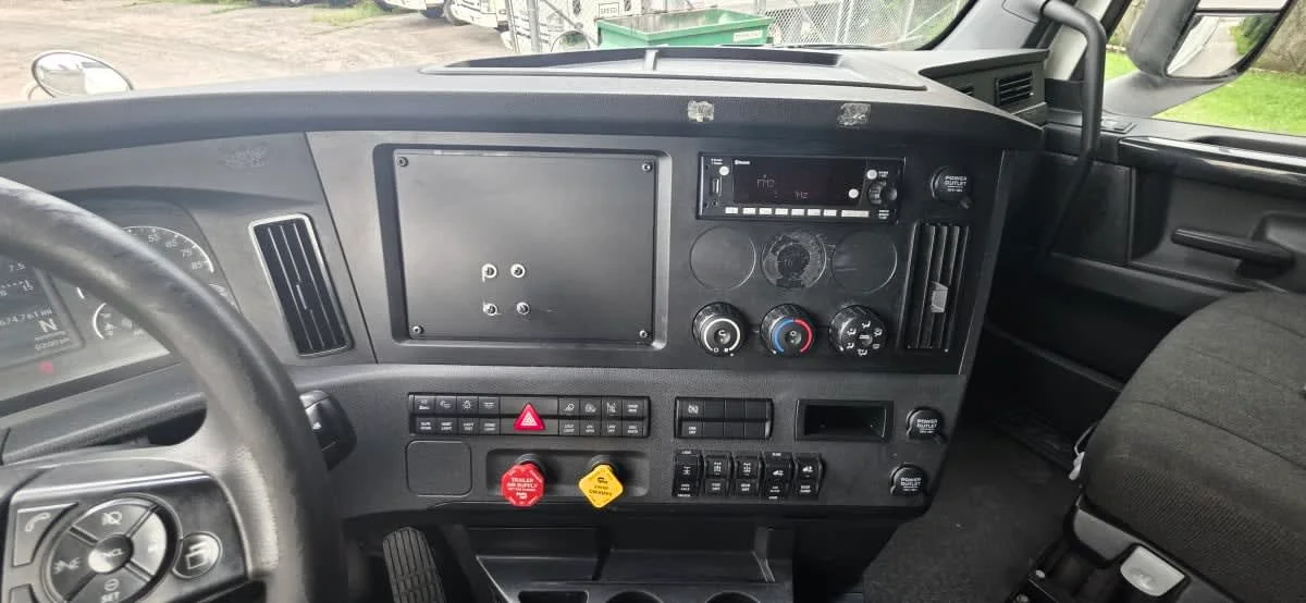 2023 Freightliner Cascadia in Bensalem, PA — photo 12