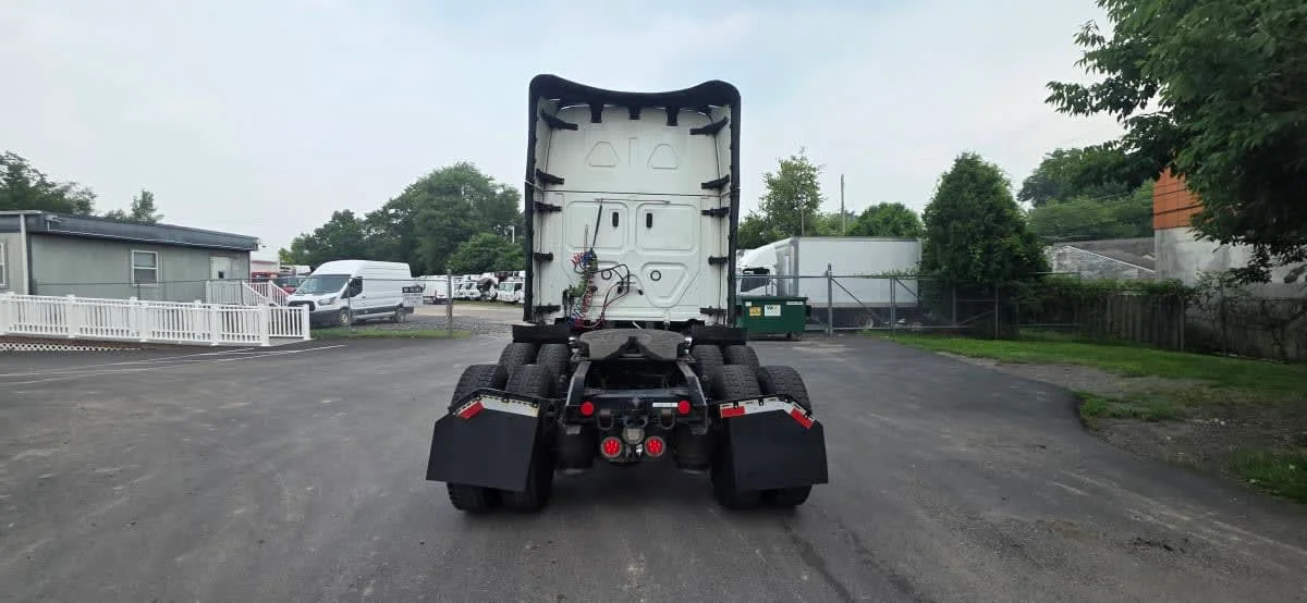 2023 Freightliner Cascadia in Bensalem, PA — photo 5