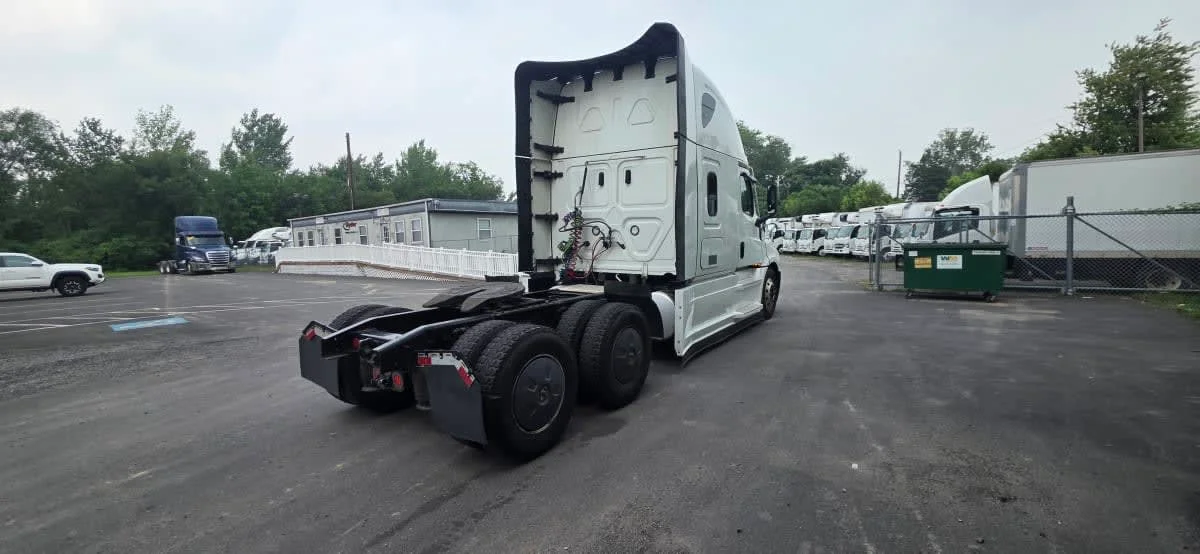 2023 Freightliner Cascadia in Bensalem, PA — photo 4