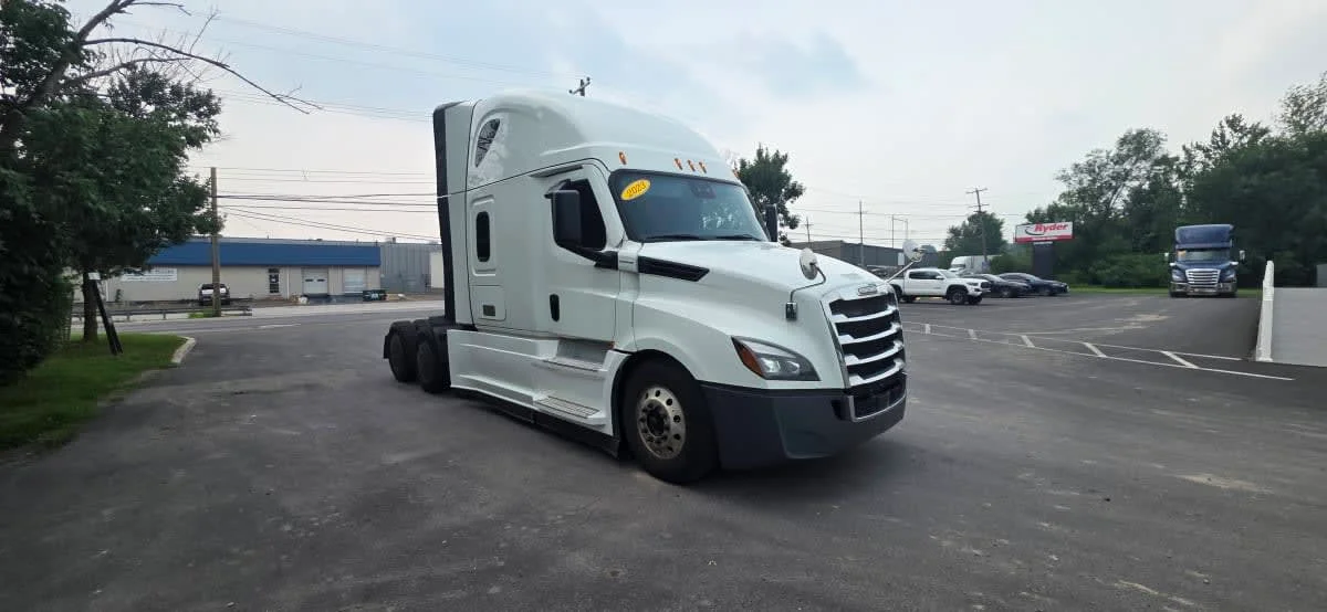 2023 Freightliner Cascadia in Bensalem, PA — photo 3
