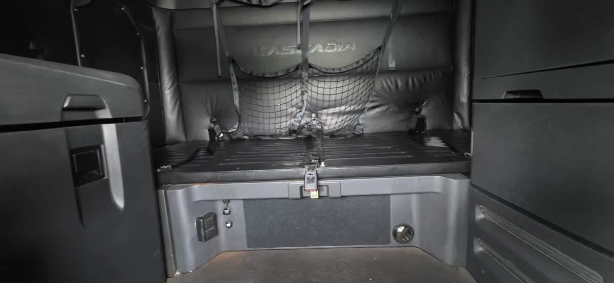 2023 Freightliner Cascadia in Bensalem, PA — photo 8