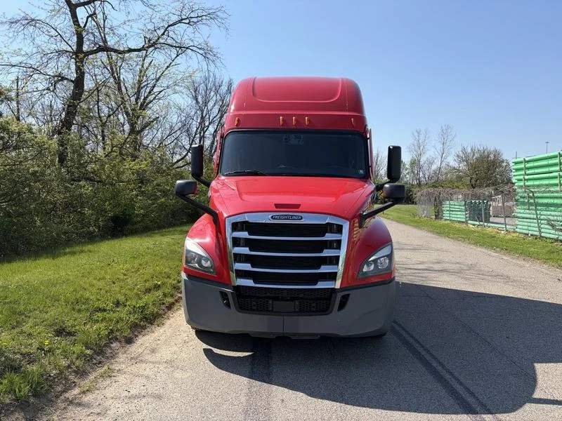 2022 Freightliner Cascadia - image 2