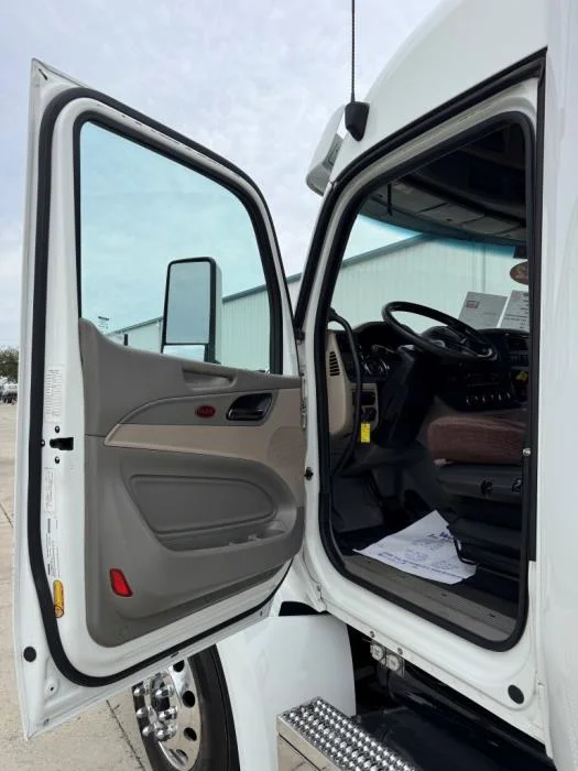 2022 Peterbilt 579 in Orlando, FL — photo 20