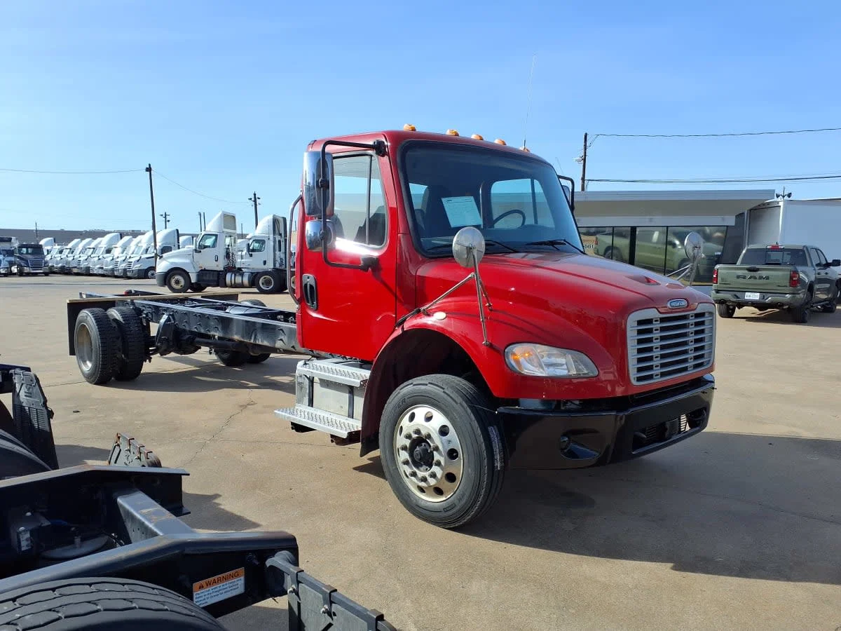 2019 Freightliner M2 106 in Dallas, TX — photo 3