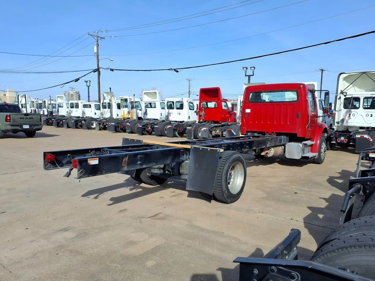2019 Freightliner M2 106 in Dallas, TX — photo 4