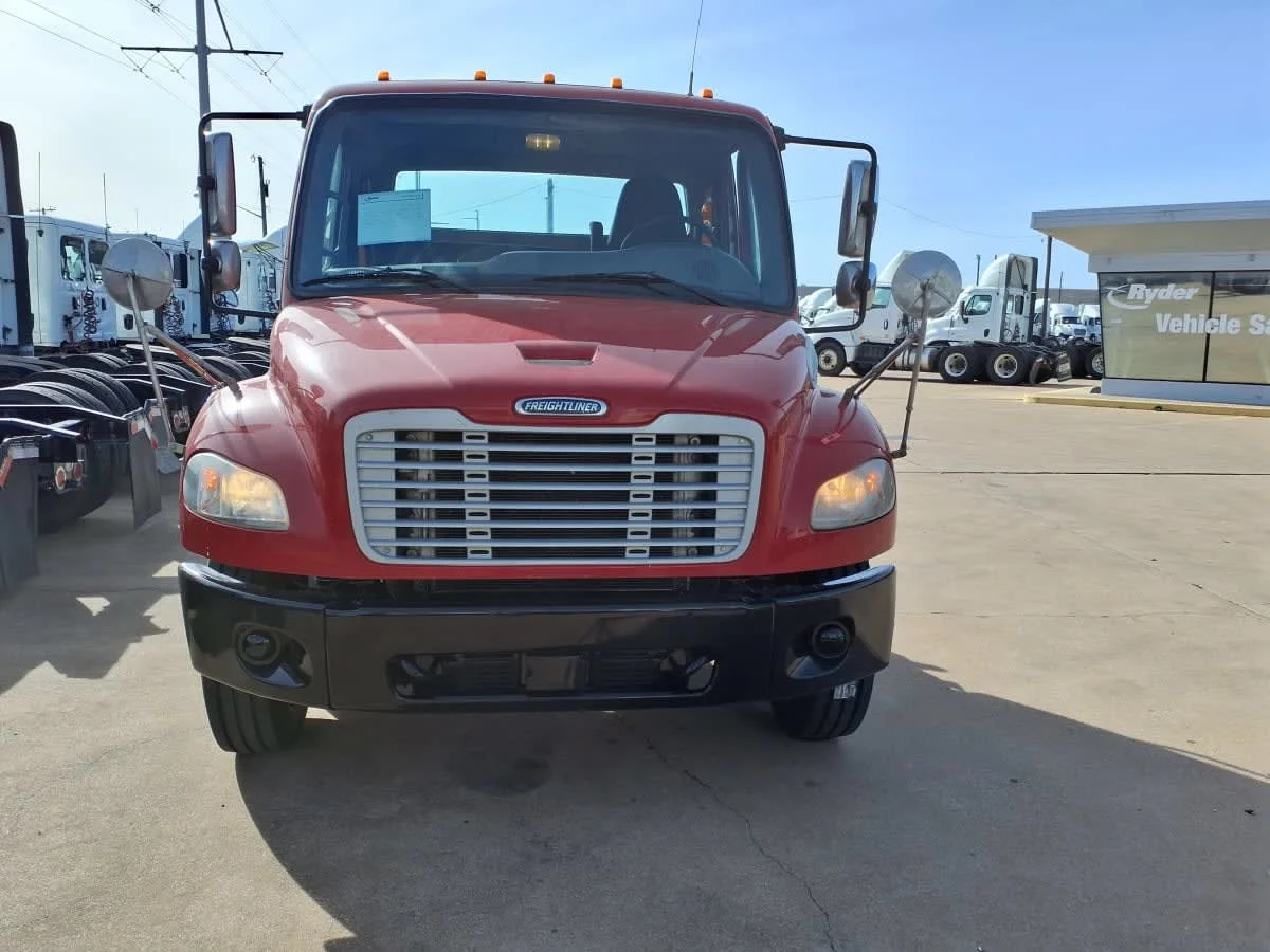 2019 Freightliner M2 106 in Dallas, TX — photo 2