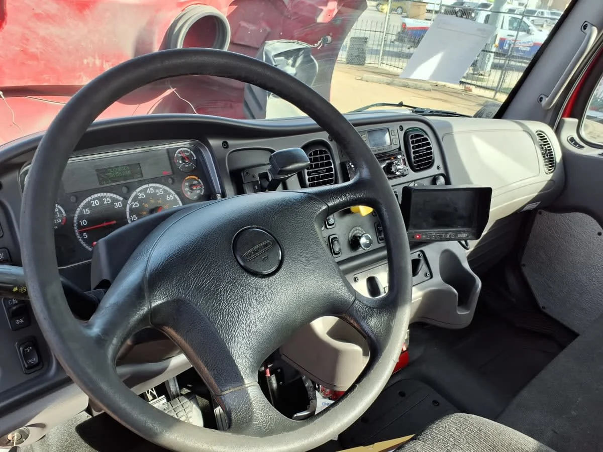 2019 Freightliner M2 106 in Dallas, TX — photo 7