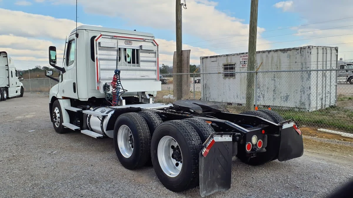 2021 Freightliner Cascadia in Birmingham, AL — photo 6