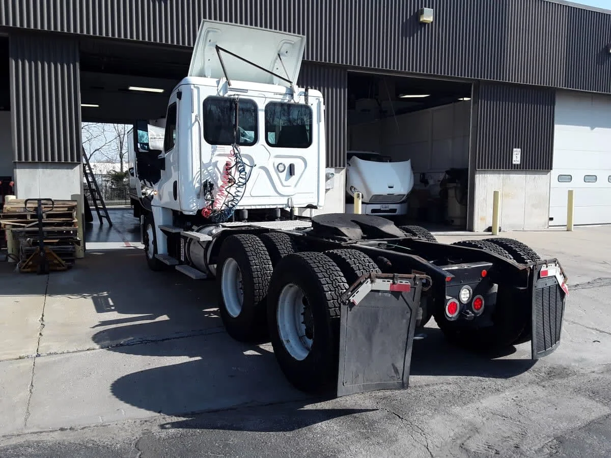 2018 Freightliner Cascadia - image 6