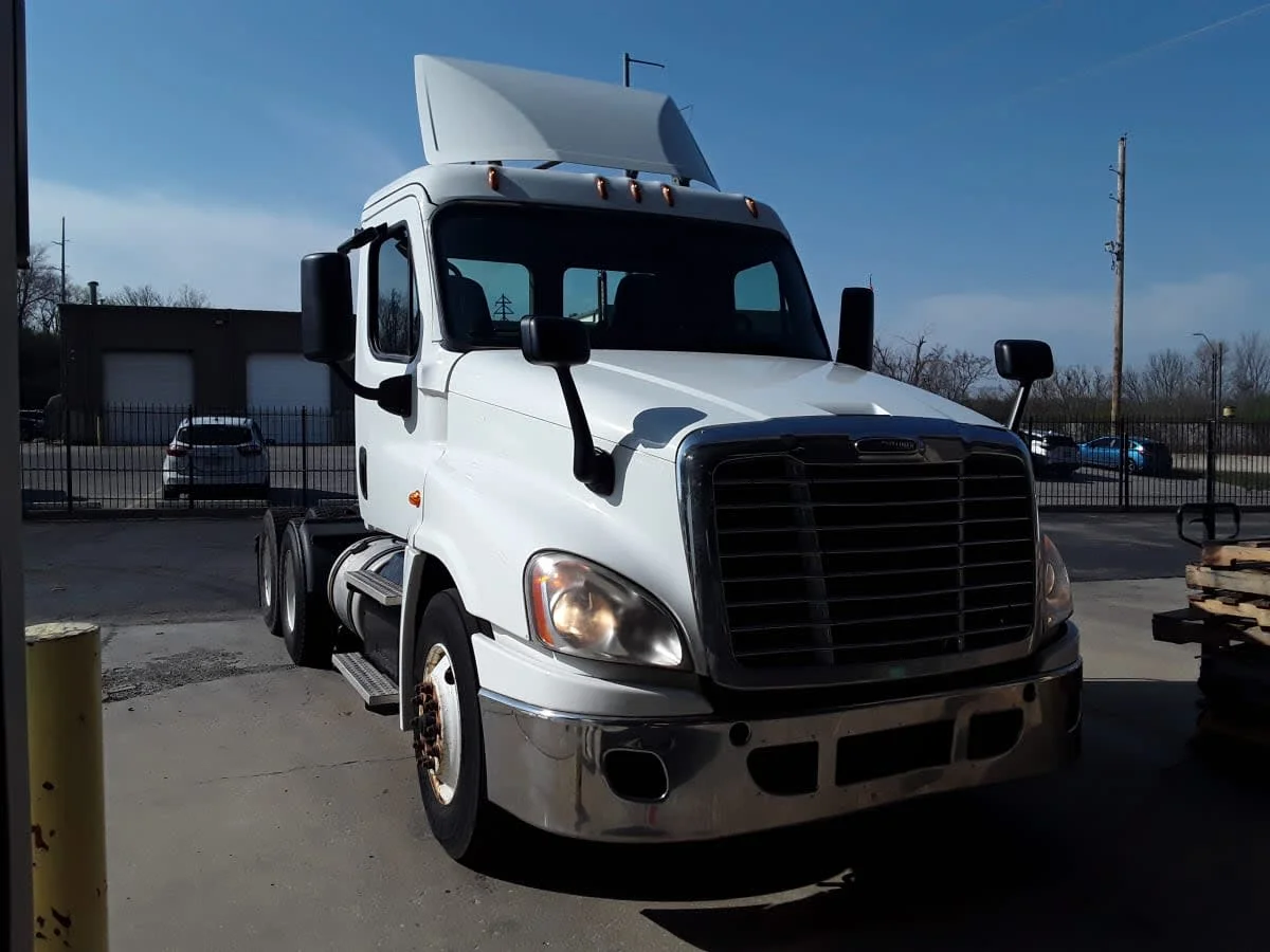 2018 Freightliner Cascadia in Kansas City, MO — photo 3