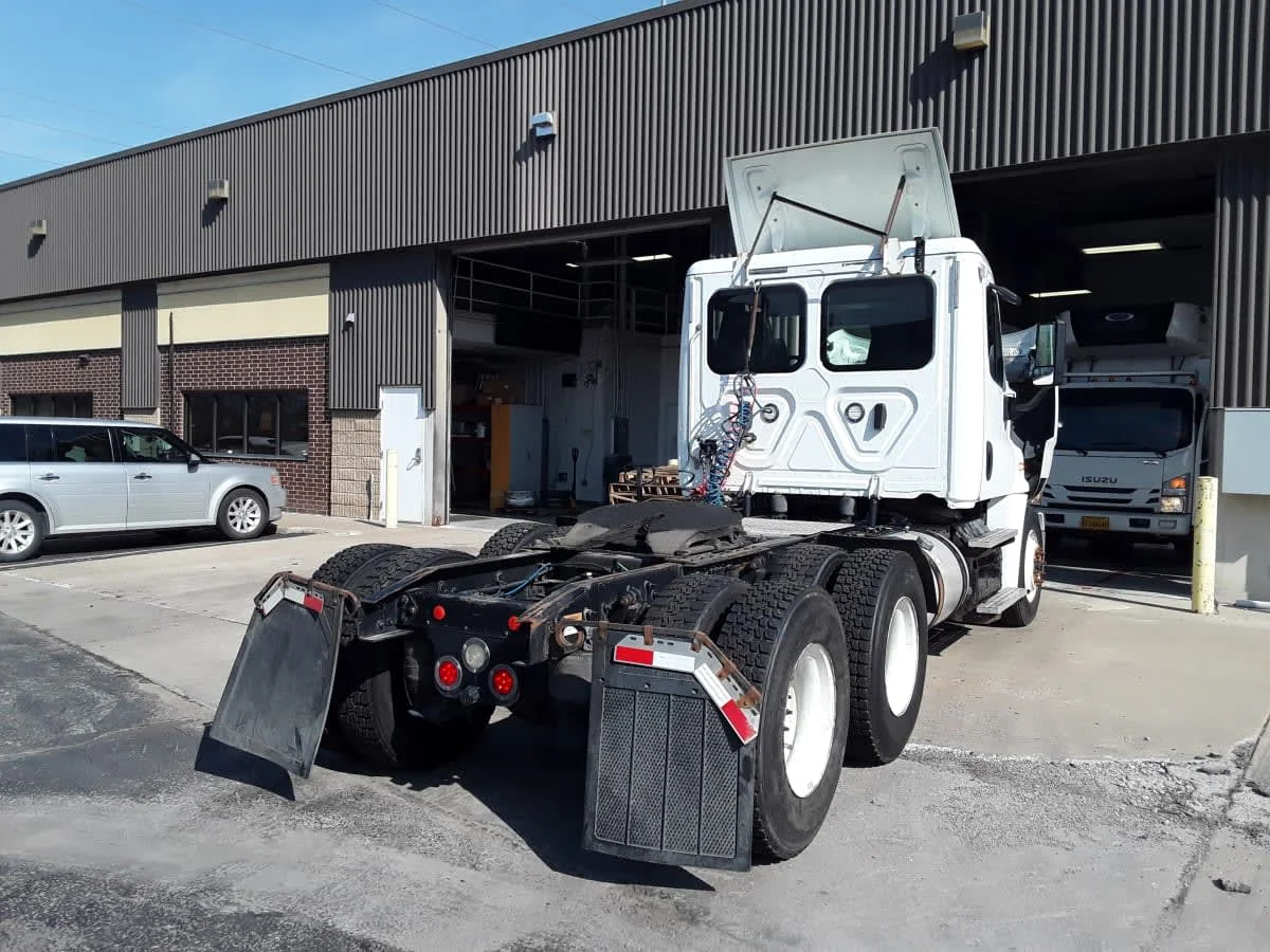 2018 Freightliner Cascadia in Kansas City, MO — photo 4