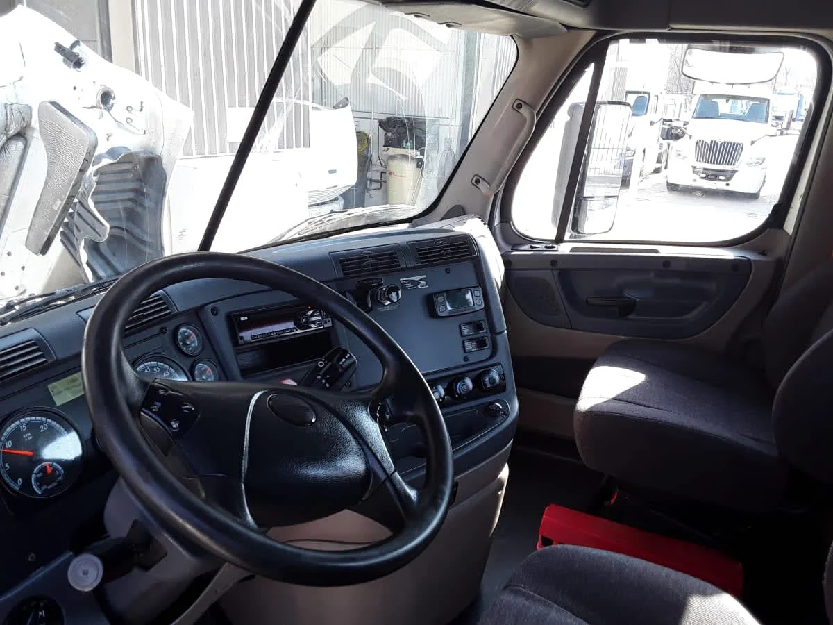 2018 Freightliner Cascadia in Kansas City, MO — photo 7