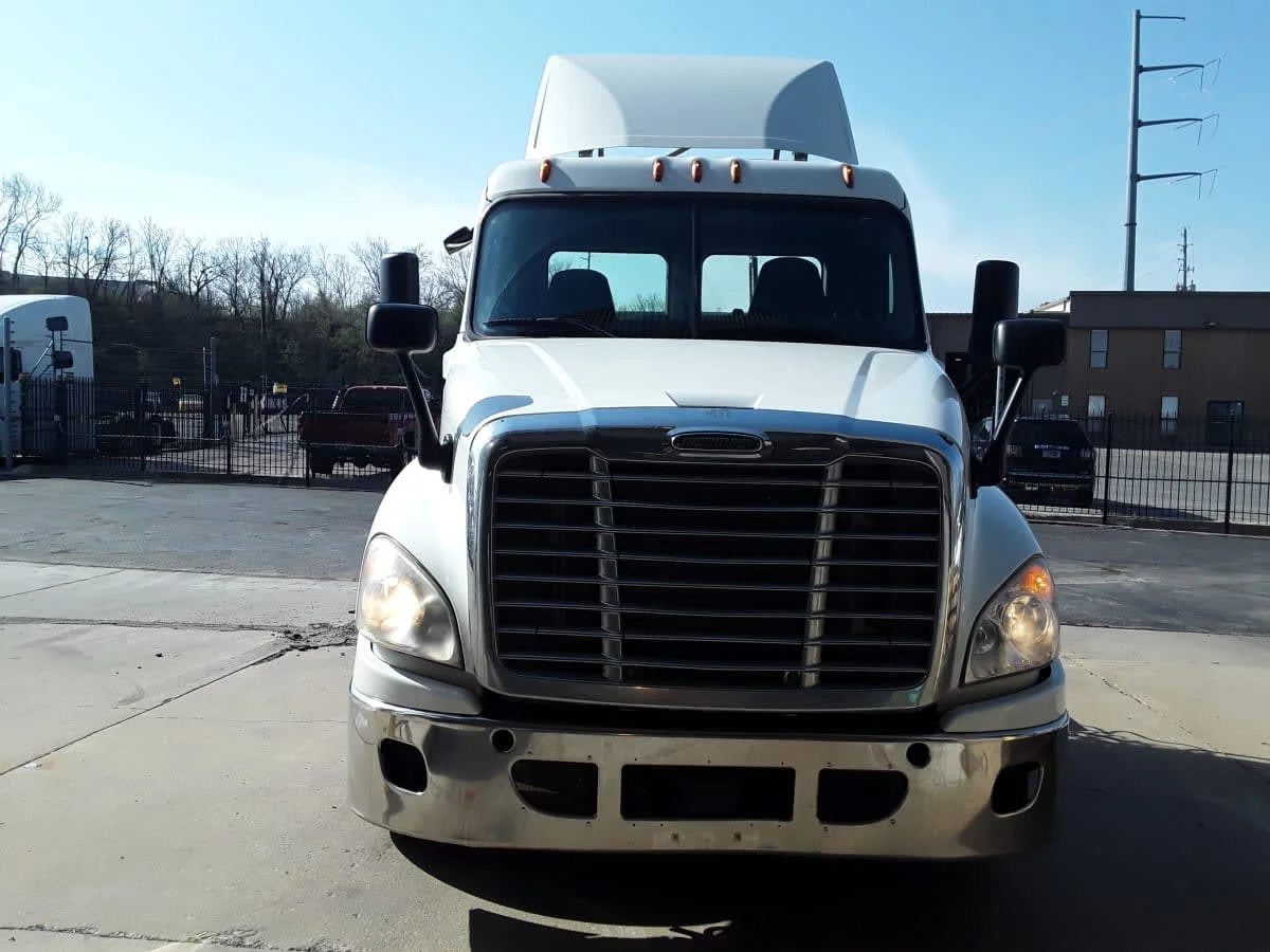 2018 Freightliner Cascadia in Kansas City, MO — photo 2