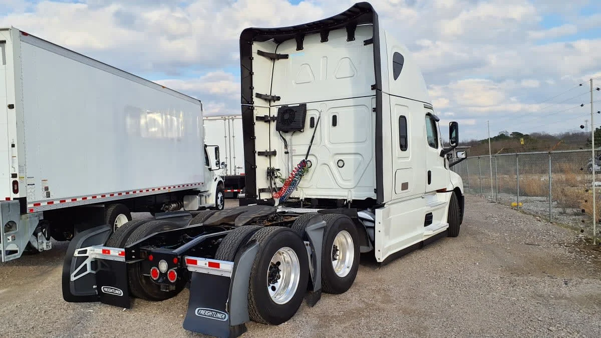 2022 Freightliner Cascadia - image 4