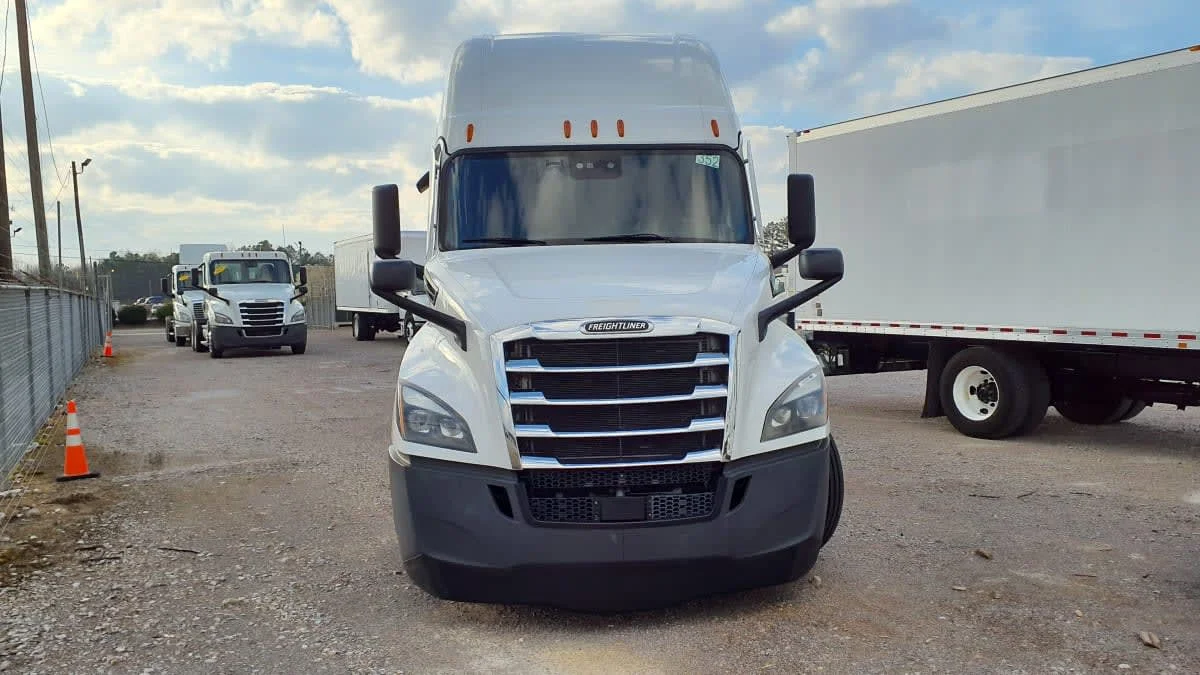 2022 Freightliner Cascadia - image 2