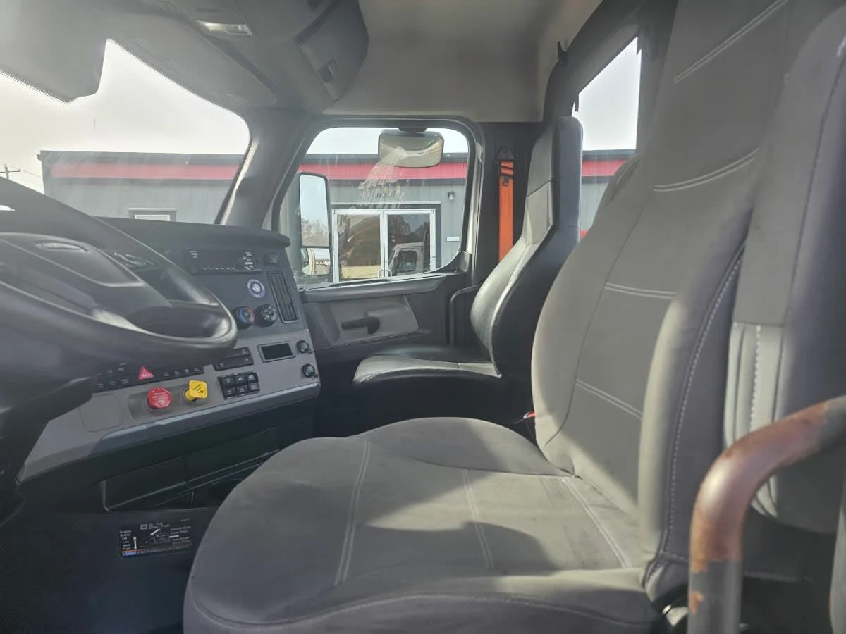2021 Freightliner Cascadia in North Little Rock, AR — photo 7