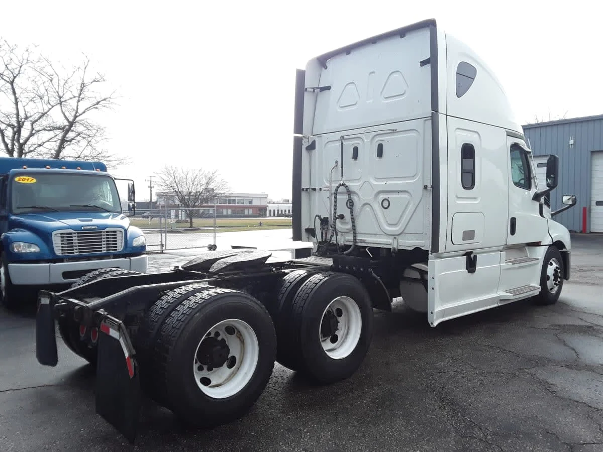 2021 Freightliner Cascadia in Hilliard, OH — photo 4