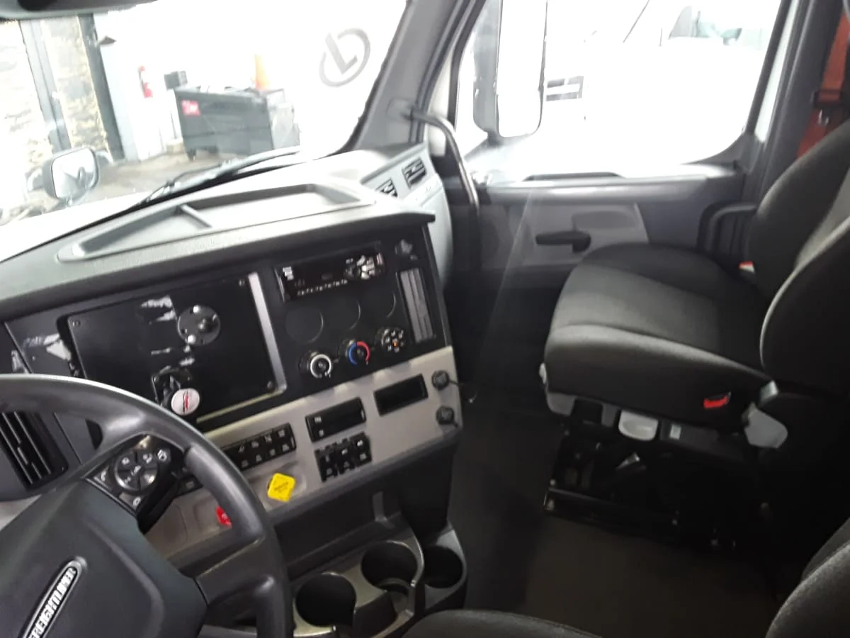 2021 Freightliner Cascadia in Hilliard, OH — photo 7