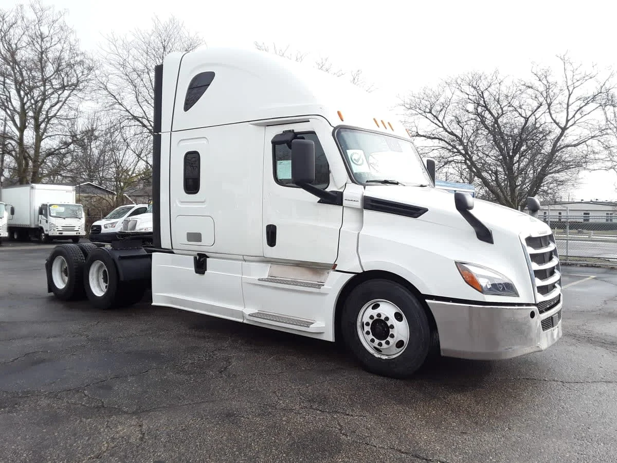 2021 Freightliner Cascadia in Hilliard, OH — photo 3