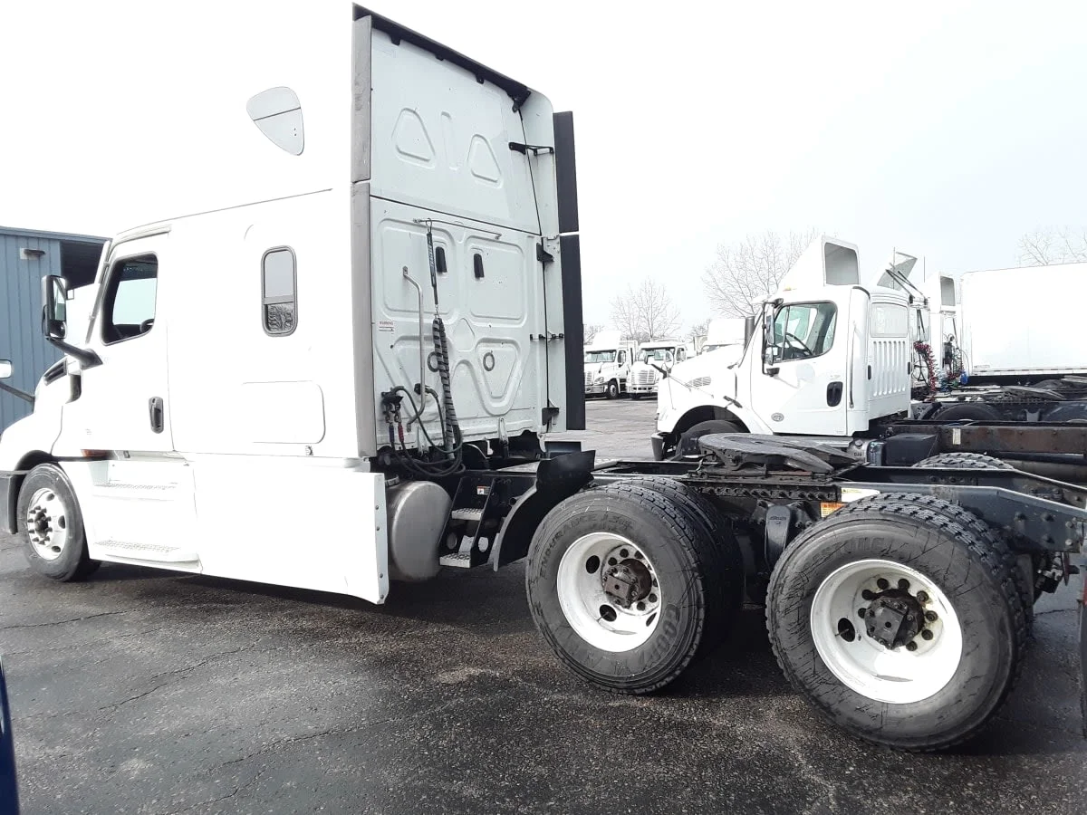 2021 Freightliner Cascadia in Hilliard, OH — photo 6