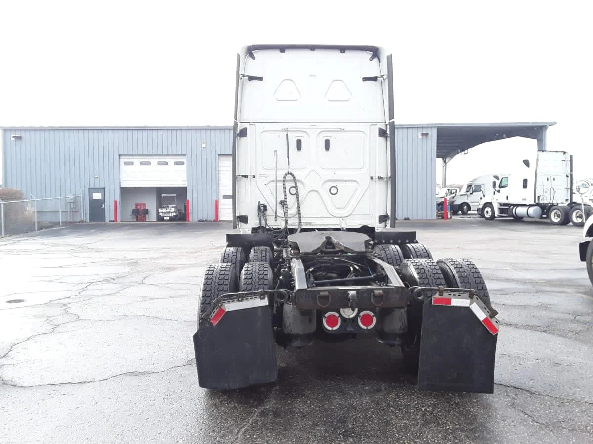 2021 Freightliner Cascadia in Hilliard, OH — photo 5