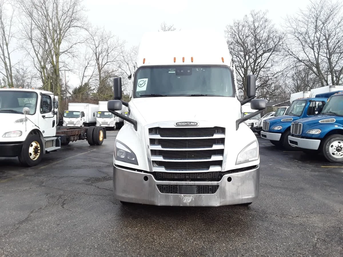 2021 Freightliner Cascadia in Hilliard, OH — photo 2