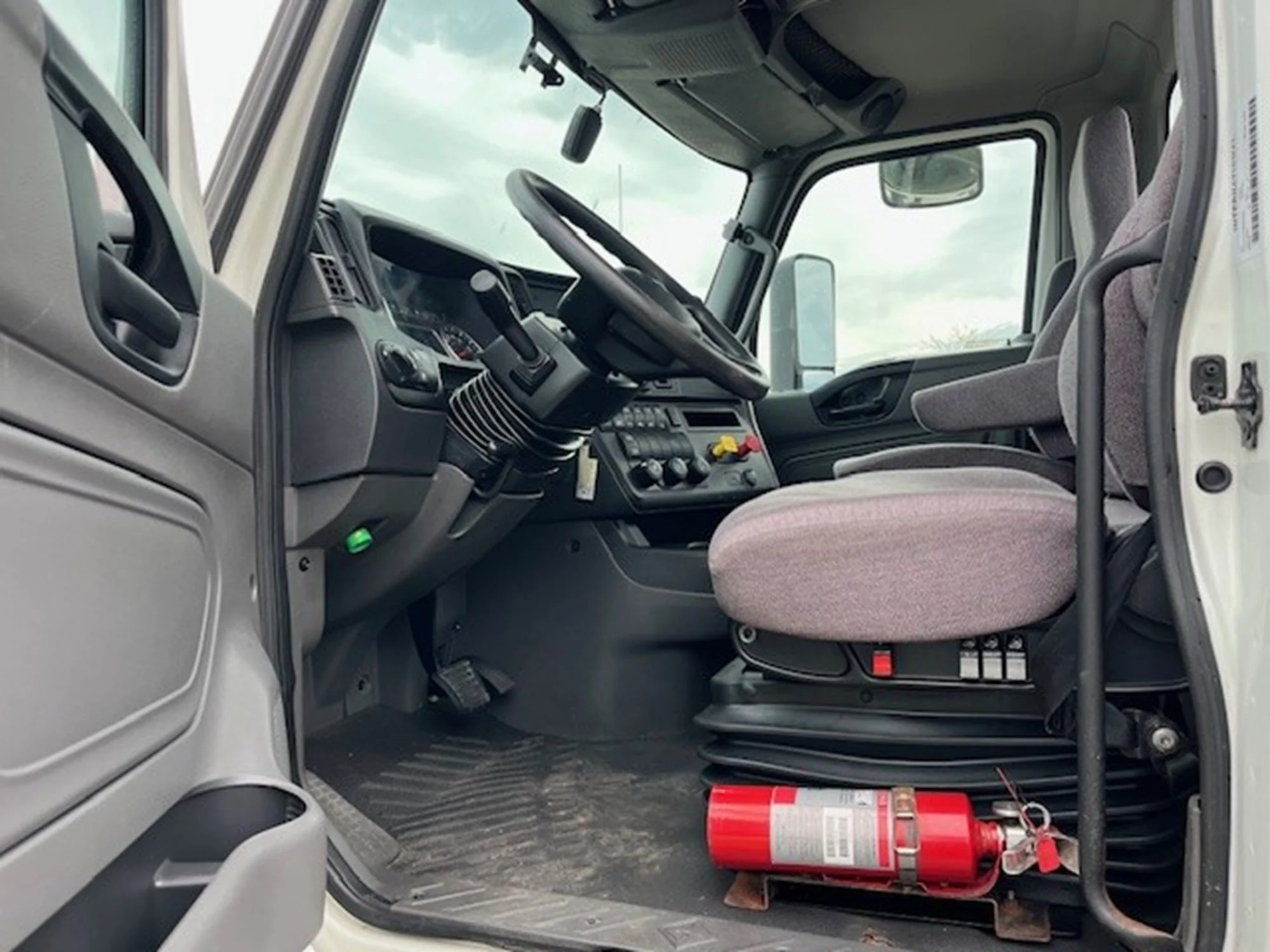 2024 International LT in MI — photo 10