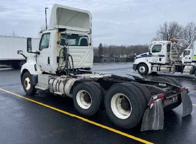 2018 International LT - image 5