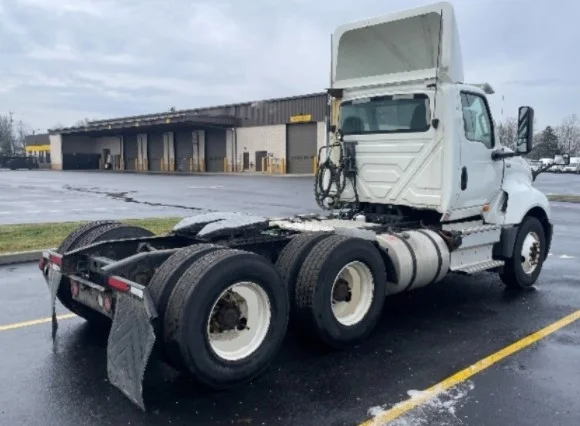 2018 International LT - image 7