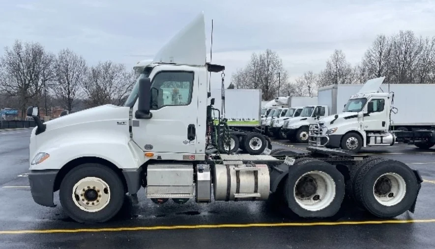 2018 International LT - image 4