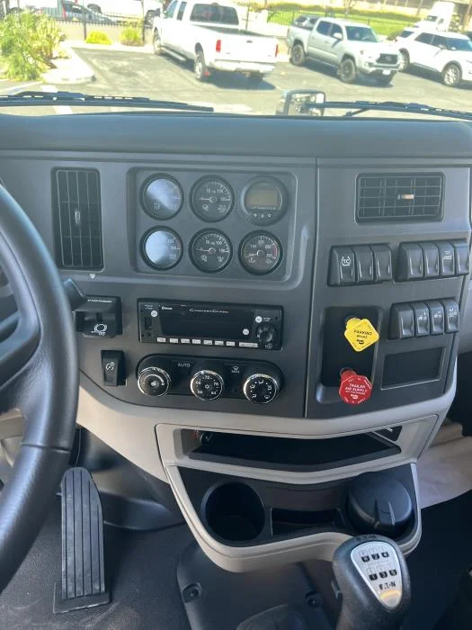 2024 Peterbilt 579 in Los Angeles, CA — photo 10