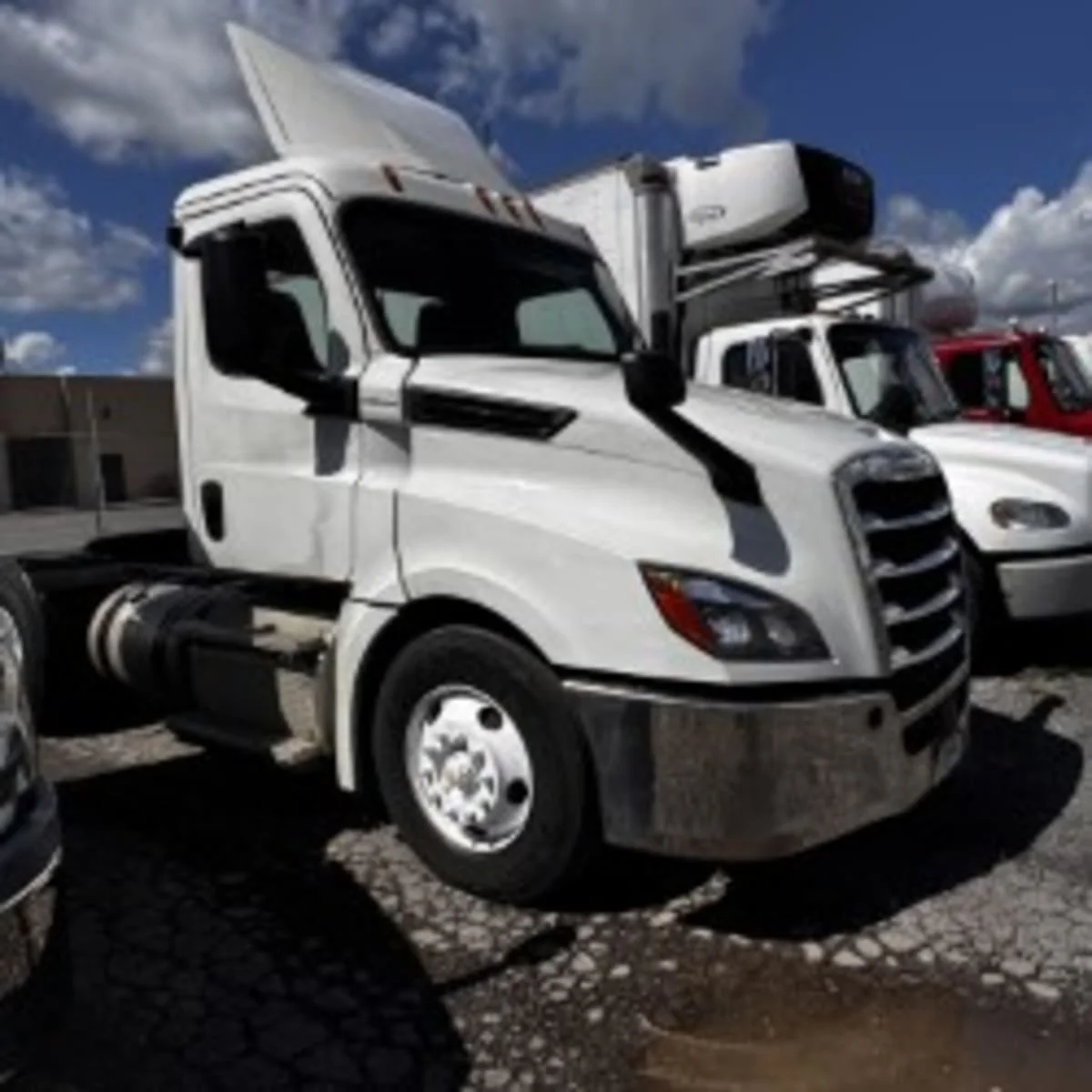 2019 Freightliner Cascadia - image 3