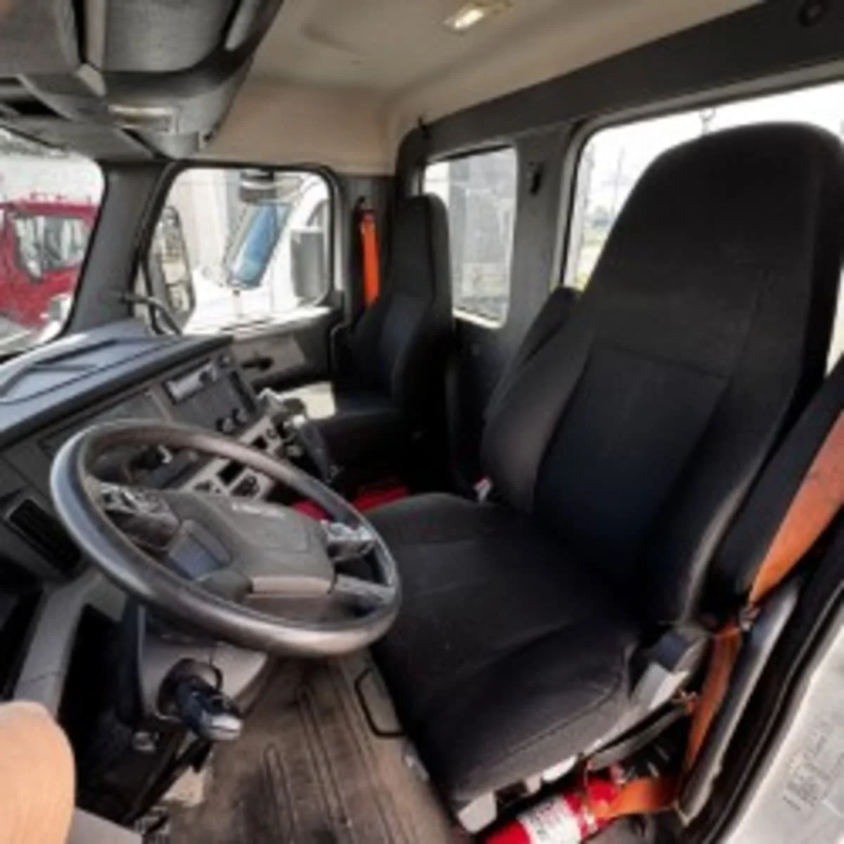 2019 Freightliner Cascadia - image 7