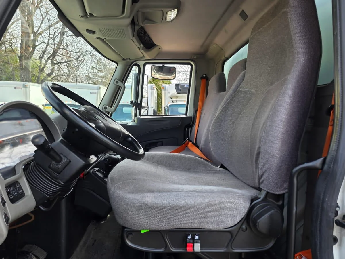 2018 International 4300 - image 7
