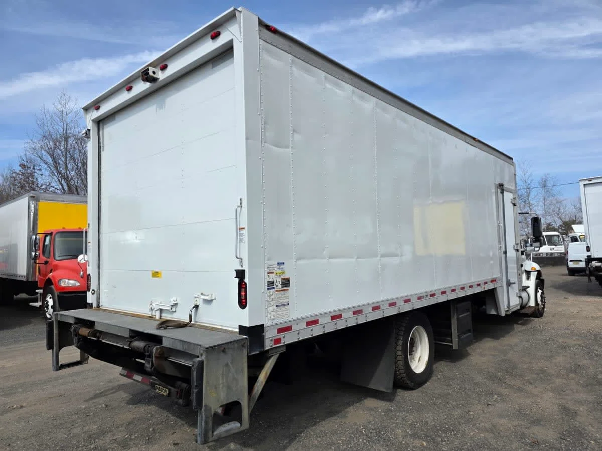 2018 International 4300 - image 4