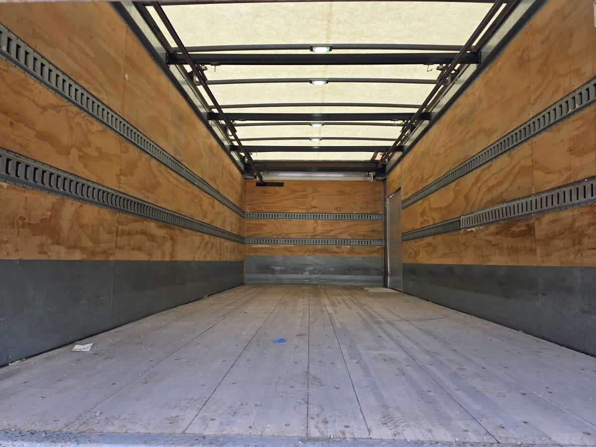 2018 International 4300 - image 8