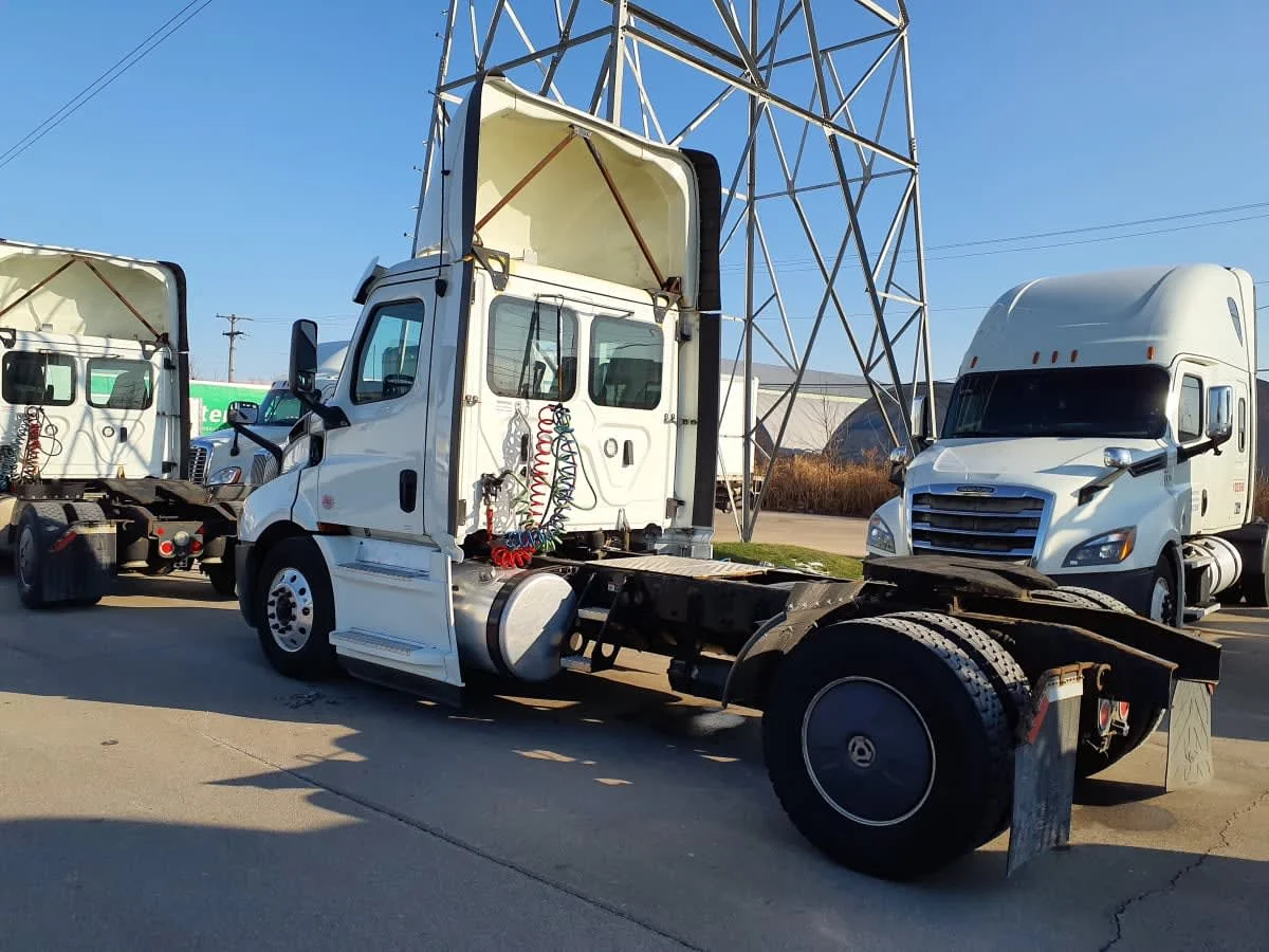 2020 Freightliner Cascadia - image 6