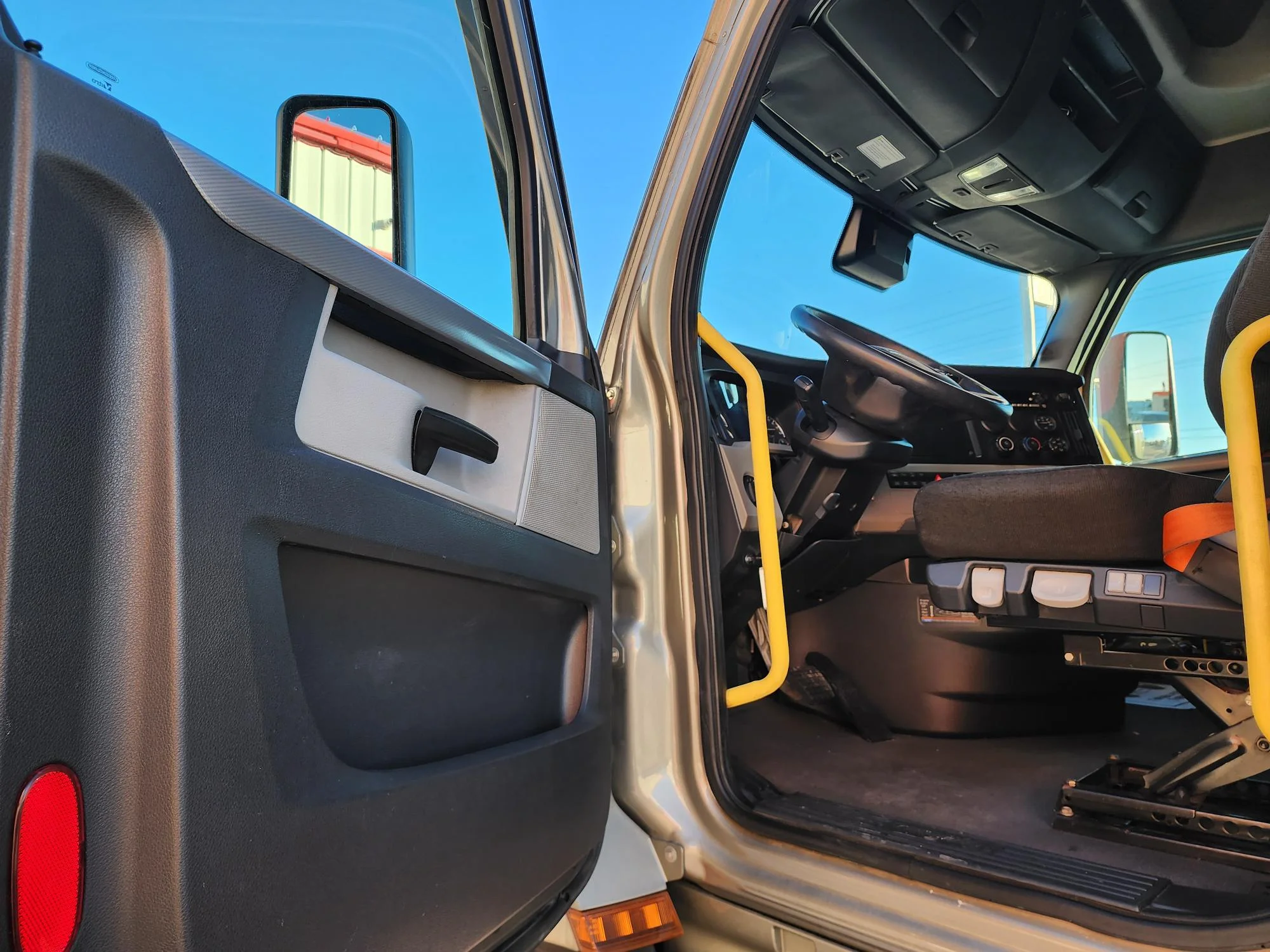 2022 Freightliner Cascadia - image 7