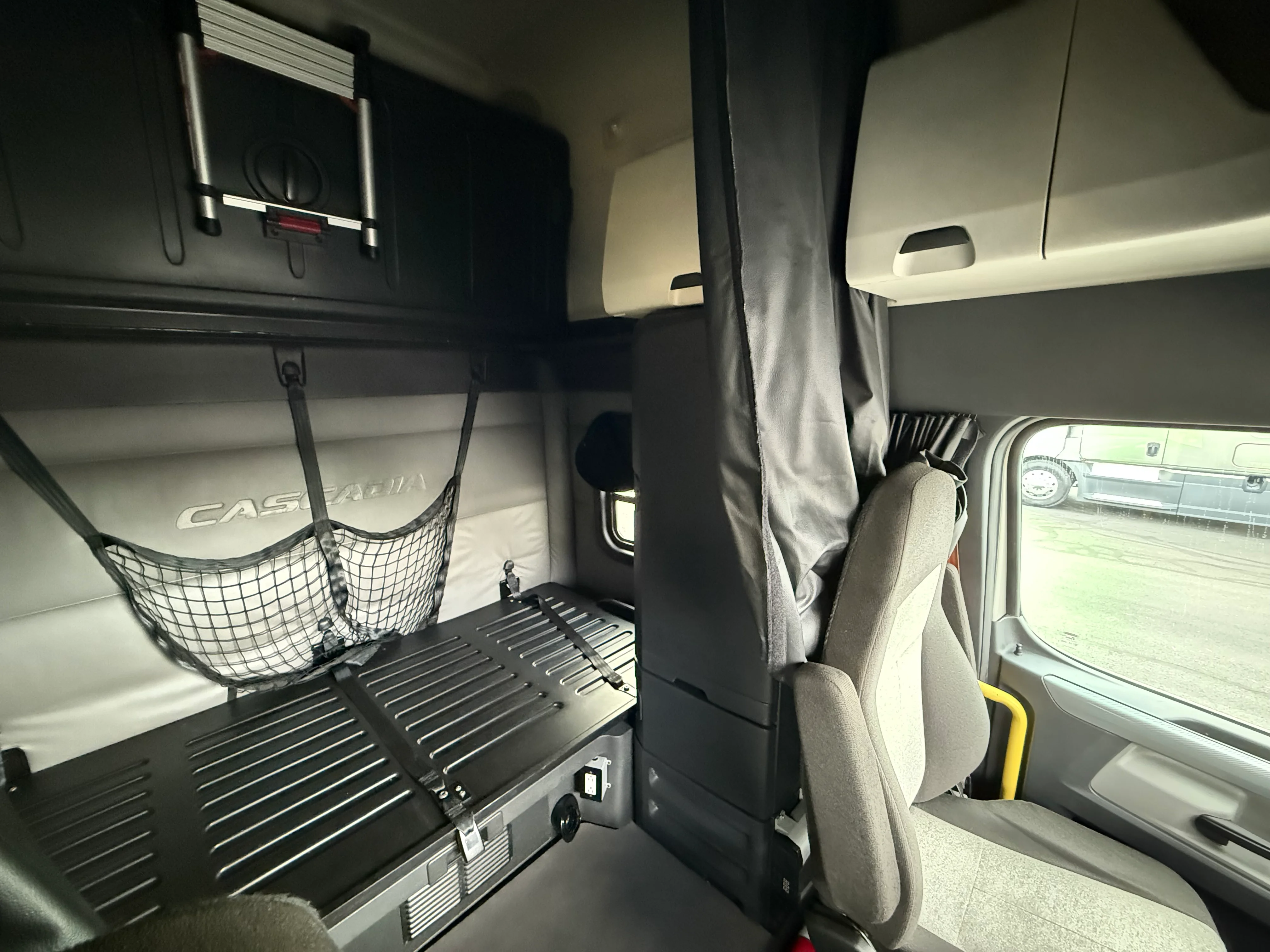 2022 Freightliner Cascadia - image 9