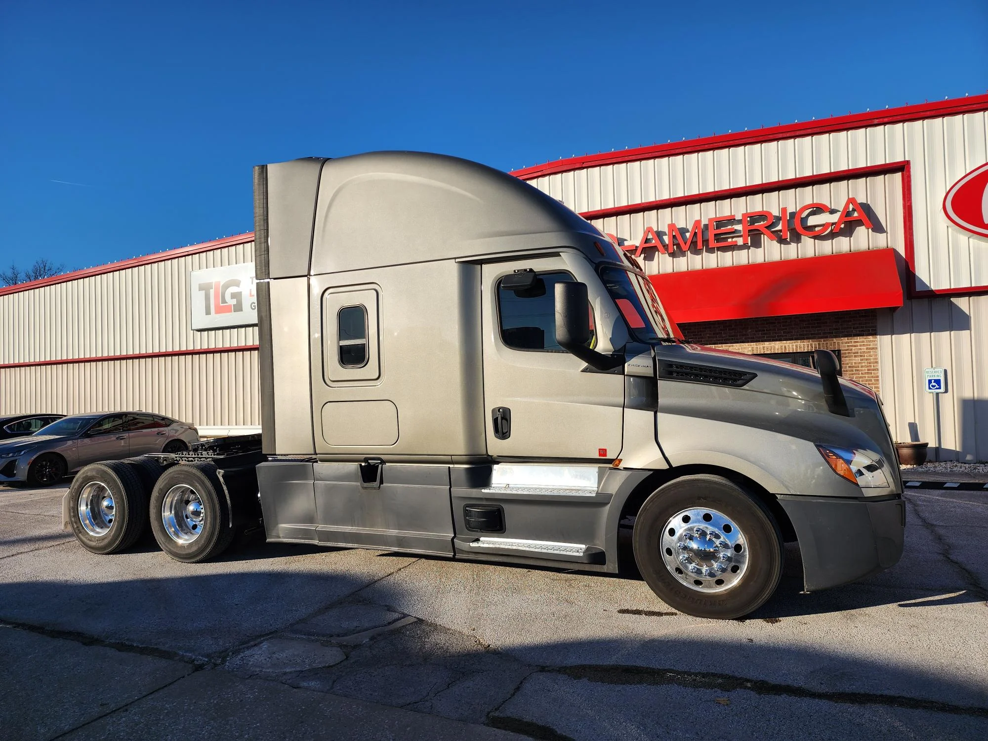 2022 Freightliner Cascadia - image 2